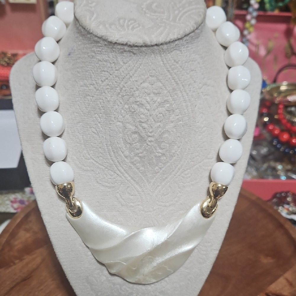 Kunio Matsumoto For Trifari Elegant White and Gold Beaded Necklace